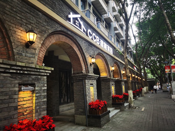 中山四路83號公寓。