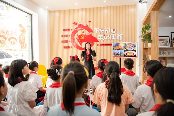 少年思想引領教育活動現場。渝中區青少年活動中心供圖