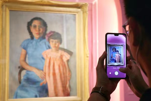 參展人員記錄畫作。胥世鵬攝