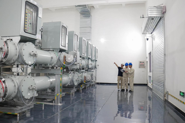 7月19日，國網重慶北碚供電公司員工在騰訊數據中心園區內組織開展110千伏騰訊數據變電站送電工作。黃燦攝