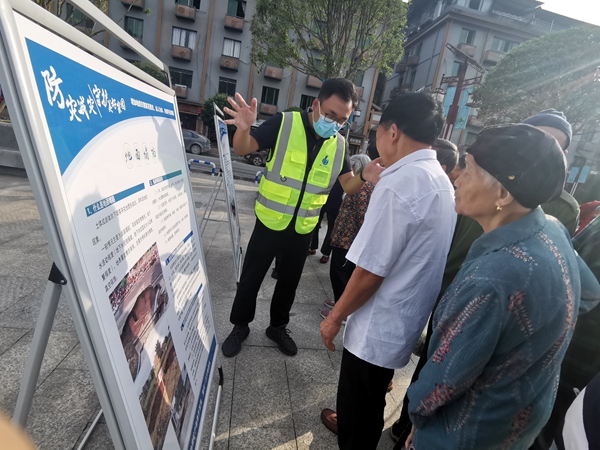 《“地災科普進萬家 防災減災靠大家”科普宣傳》。6月14日，在巴南區東溫泉鎮河邊廣場，重慶一三六地質隊隊員杜健正向過往群眾講解地災科普知識。楊靖攝