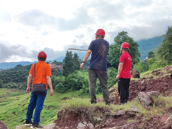 《背影》。6月28日，巫山縣曲尺鄉滑坡現場，川東南地質大隊總工程師王家海在現場勘查中不慎滑倒，滿身泥濘。連升龍攝