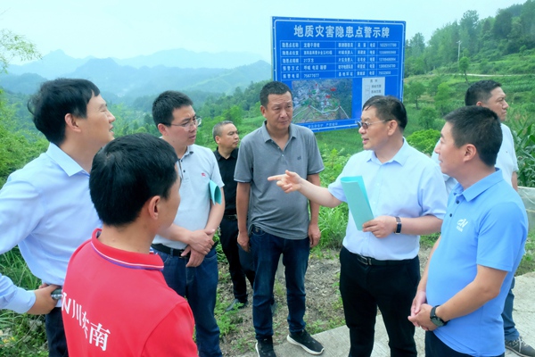 《部級專家現場支招》。6月8日,自然資源部中國地調局成都中心書記、專家胡時友一行在酉陽縣兩罾鄉龍塘子滑坡現場指導防災減災工作。吳雁攝
