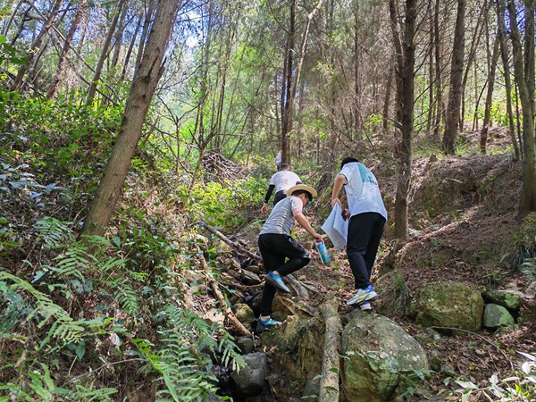 《查隱患布舉措》。6月17日，在奉節，駐守隊員采用追索法開展滑坡范圍調查。遲金學攝
