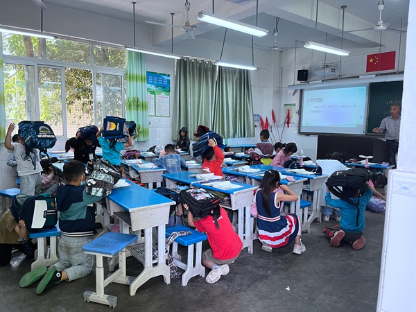 《演練》。5月12日，巴南區規劃和自然資源局魚洞規劃和自然資源所聯合云篆山小學開展5.12防災減災日地震應急演練活動。余芳羽攝