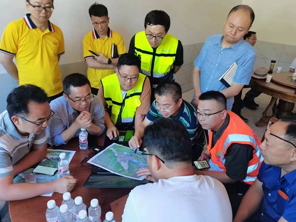 《專家組會商》巫溪白鹿鎮中壩村，專家組會商滑坡搶險工作。楊國川攝