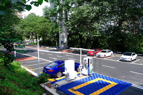 軌道銅元局站便民停車場。郭旭攝