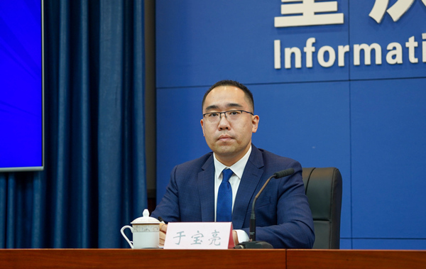 江北區人民政府黨組成員、江北嘴中央商務區管委會副主任于寶亮回答相關提問。吳汪洋攝