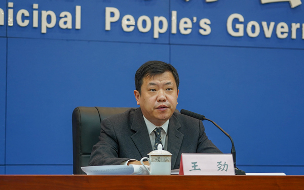 中國銀行保險監督管理委員會重慶監管局二級巡視員王勁回答相關提問。吳汪洋攝