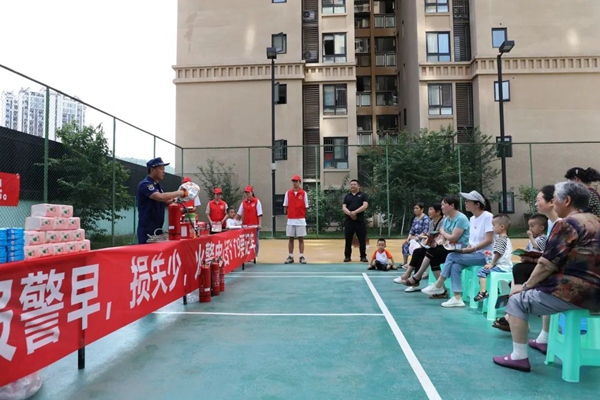 進小區普及高層建筑消防安全知識。石柱縣消防救援大隊供圖