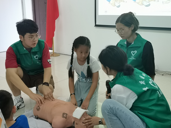 重慶醫科大學志愿者在九龍坡區銅罐社區開展人防、安全自護活動。共青團九龍坡區委供圖