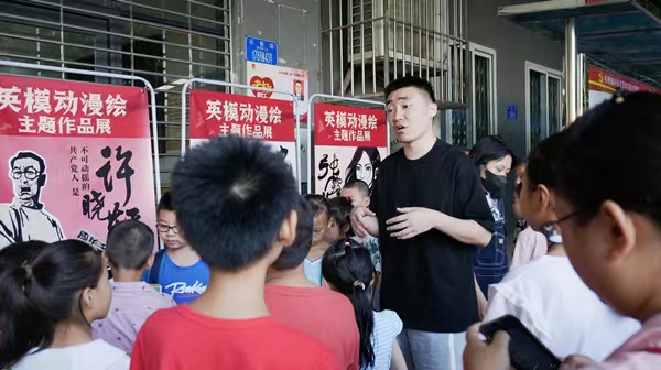 四川美術學院志愿者在老頂坡社區開展講解英雄人物故事。共青團九龍坡區委供圖