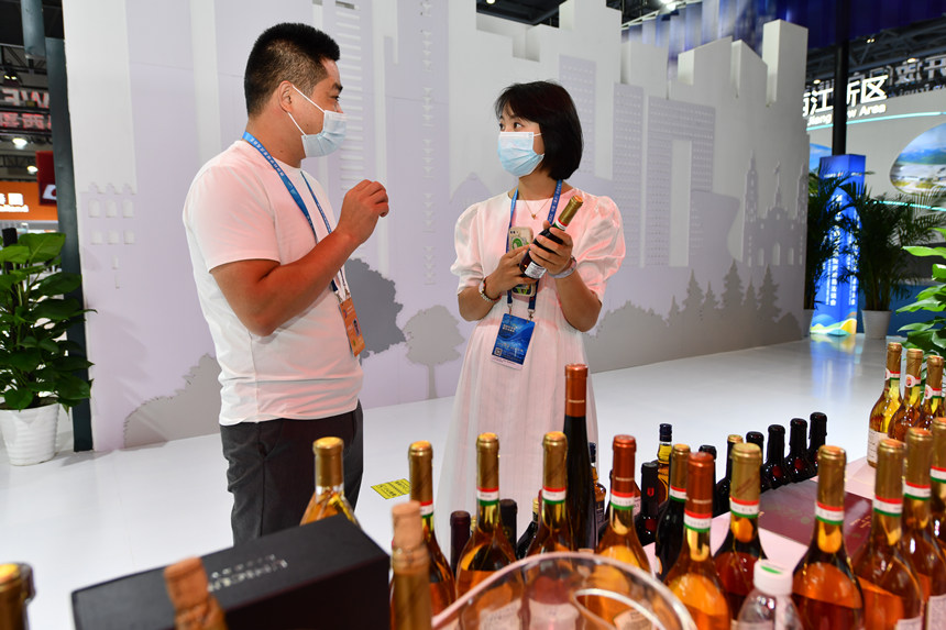 觀眾在匈牙利展廳了解當地的葡萄酒。鄒樂攝