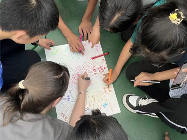 圖為孩子們共同設計隊旗。重慶師范大學供稿圖