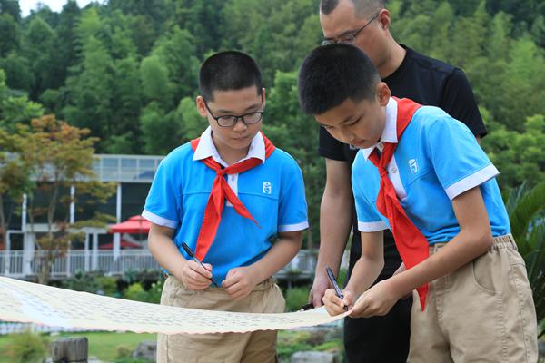 在倡議書上簽字?；顒又鬓k方供圖