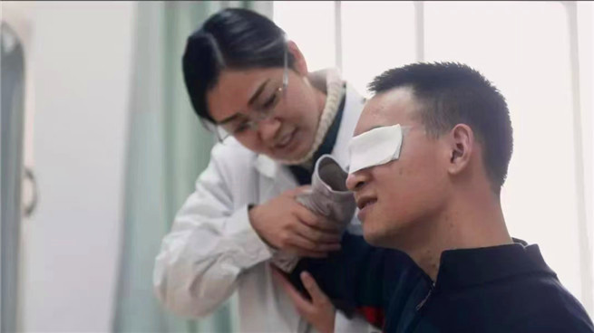 杜富國做康復訓練