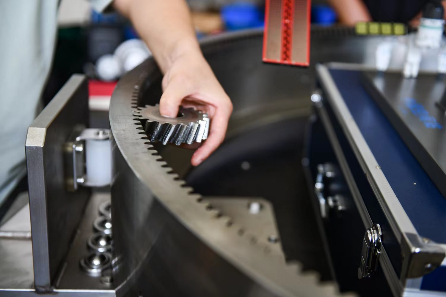 實驗室中的”對構齒輪“。鄒樂攝