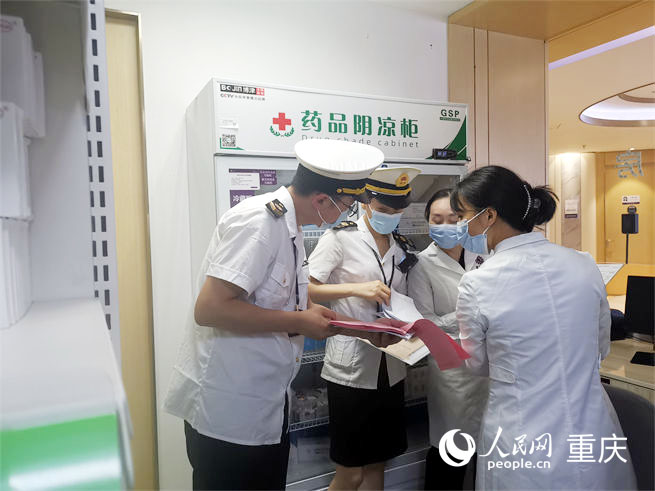 7月26日，執法檢查組在醫療美容機構突擊檢查。人民網陳琦攝