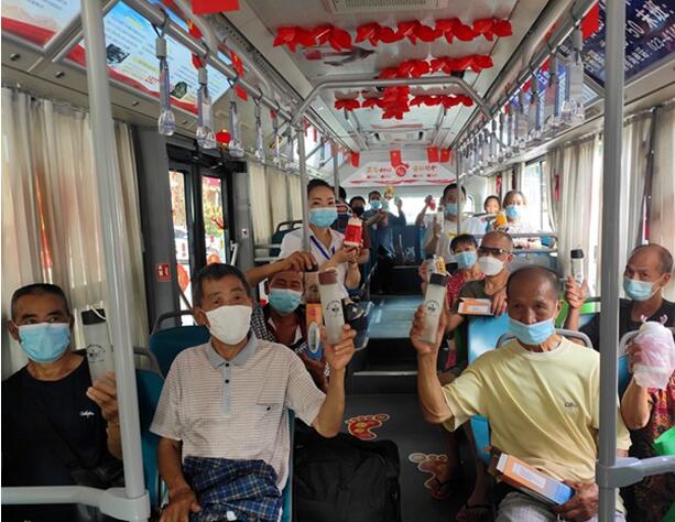 璧山至白市驛C201璧渝城際公交開行一周年，長運公司為乘客準備禮品。重慶交運集團供圖