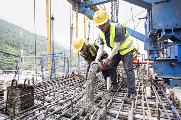 工人正在進行梁體混凝土澆筑作業。