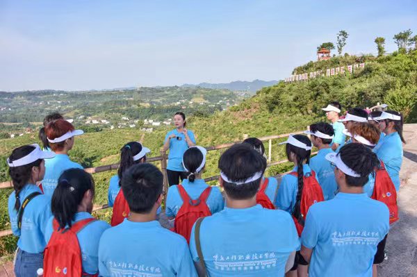 “行走的思政課”實踐育人基地掛牌。重慶工程職業技術學院供圖