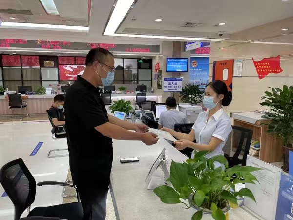 農藥經營許可證辦理現場。渝中區委宣傳部供圖