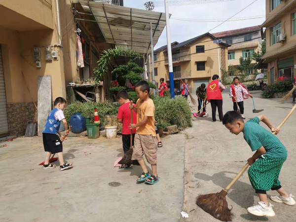 小朋友們正在參與打掃衛生。豐盛鎮供圖