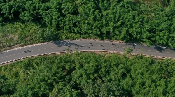 選手們在鄉間競賽。安瀾鎮供圖