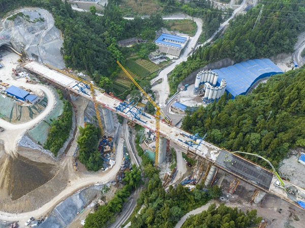 渝湘高鐵白筍溪雙線大橋貫通。