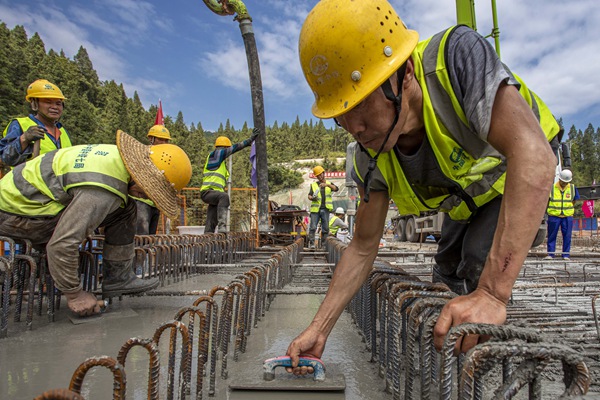 工人在現場施工。渝黔鐵路有限責任公司供圖