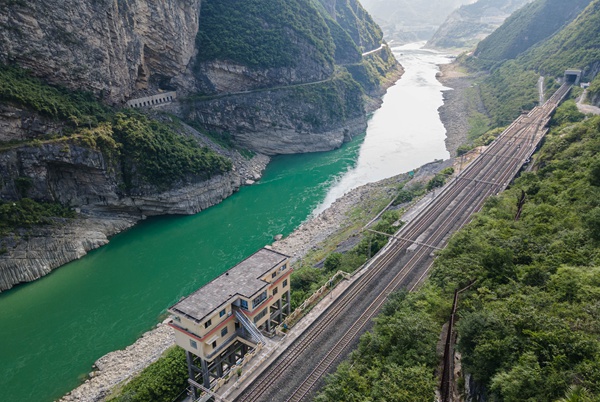 烏江邊的吊腳樓車站——白馬站。
