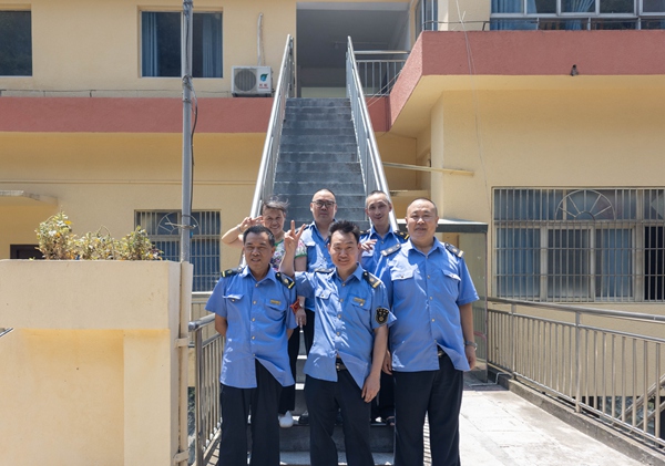 堅守白馬站的職工合影告別。中國鐵路成都局集團有限公司供圖