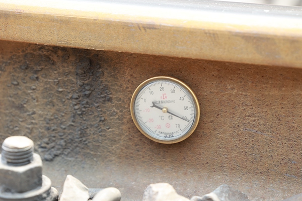中午12時鋼軌溫度已達到60℃。晏濤攝