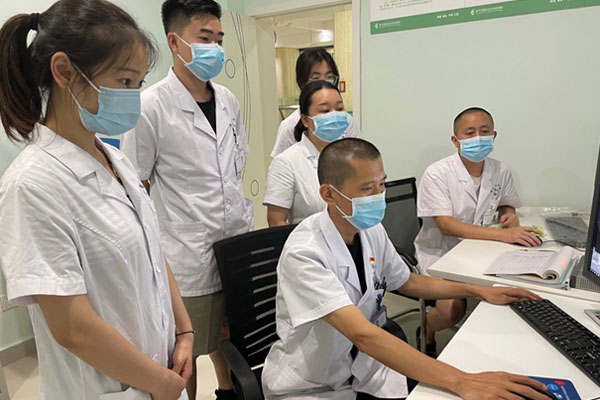 放射科醫師會診。璧山區婦幼保健院供圖