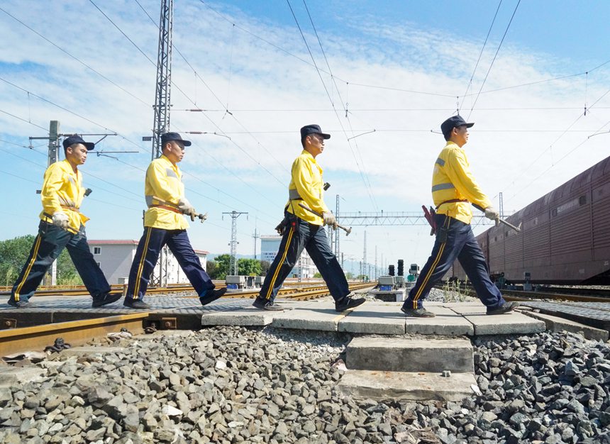 8月9日，重慶西車輛段貨車檢車員整隊出發。劉彪攝