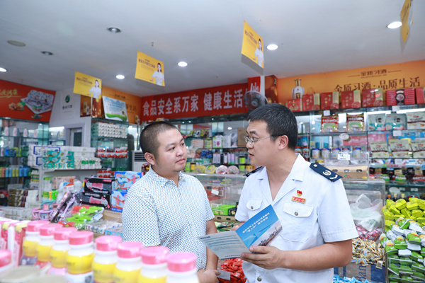 重慶市江津區稅務局派出人員上門宣傳社保費緩繳政策。趙飛攝