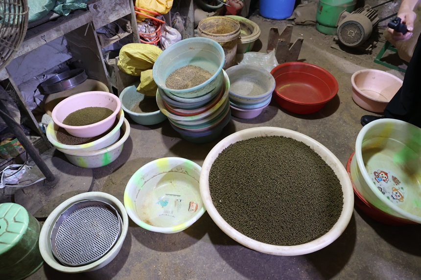 詐騙分子在簡易黑作坊里生產的“藥丸”。兩江新區警方供圖