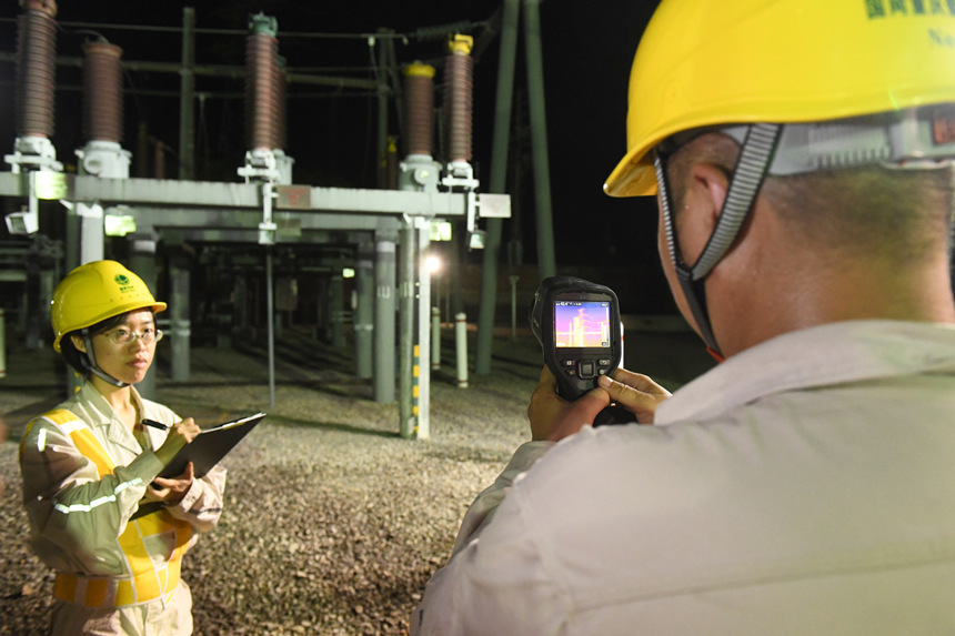 8月10日晚，國網重慶市電力公司員工在110千伏大路變電站測溫。周毅攝