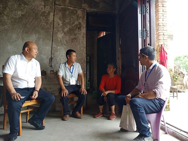 居民議事代表走訪村民。李渡街道供圖