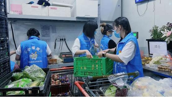 “小暖南”青年志愿者在行動。共青團南岸區委供圖