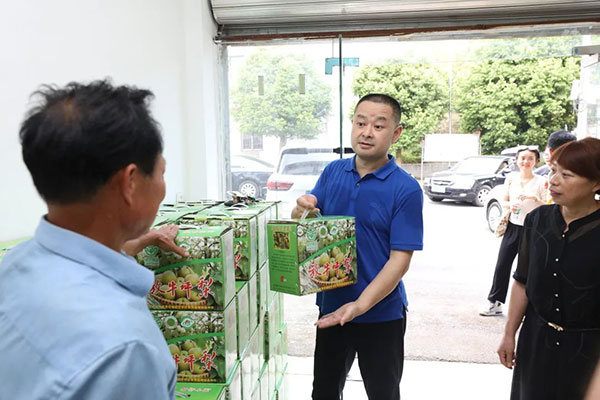 幫助村民銷售農產品。胡瑾攝