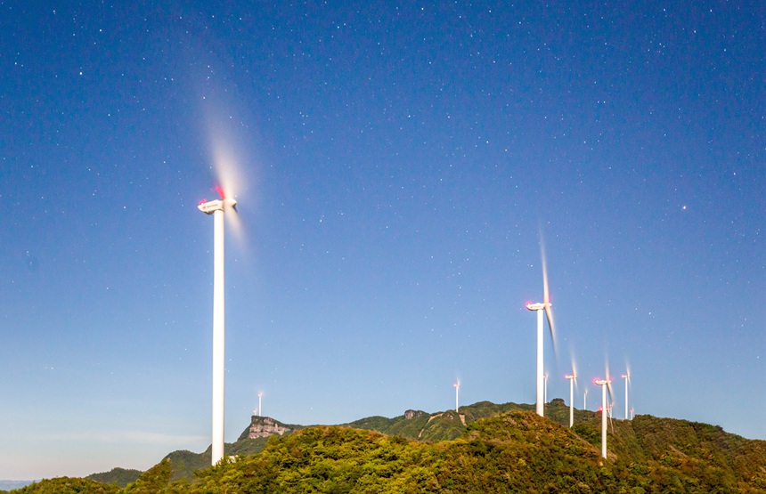 星空下的風力發電車。瞿明斌攝