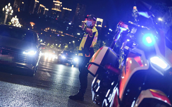 民警在街頭執勤中。南岸警方供圖