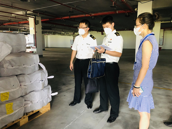 工作人員正對首批入庫貨物進行查驗。楊帆攝