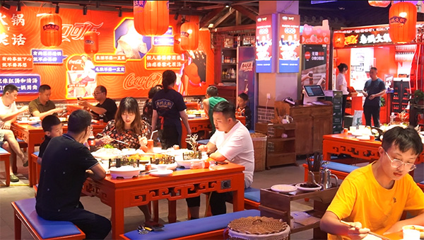 秦媽火鍋線下門店。譚念攝