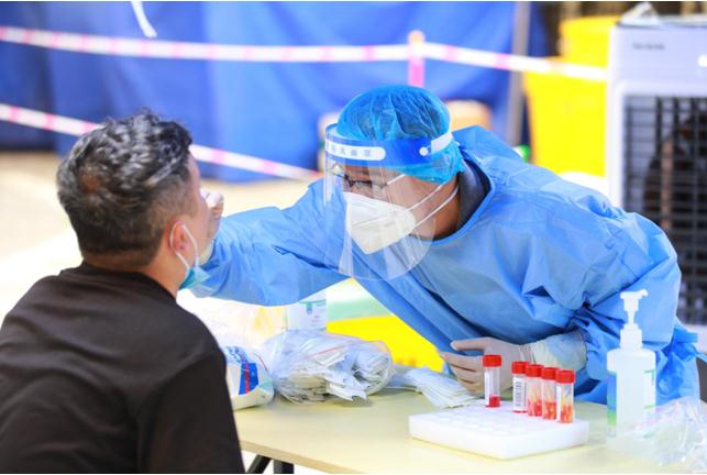 為居民做核酸檢測。重慶醫藥高等?？茖W校附屬第一醫院供圖