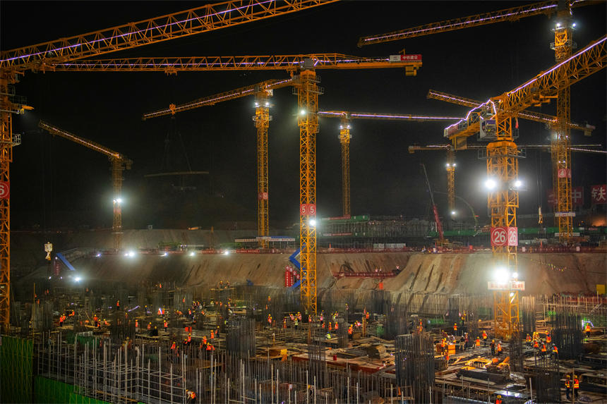 夜色下，重慶東站項目施工現場一片火熱。郭旭攝