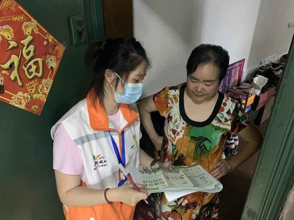 工作人員入戶宣傳垃圾分類。九龍坡區委宣傳部供圖