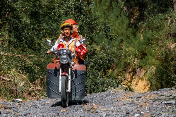 白馬鎮護林員開展森林防火巡查工作。武隆區白馬鎮供圖