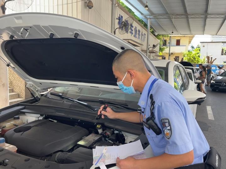 民警許駿正在檢查車輛。實習生越倚航攝